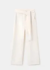 Pantalón recto de tiro medio color beige, con bolsillos laterales y un cinturón incorporado con detalle de flecos en los extremos.