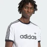 Remera Adidas modelo 3S Ringer de color blanco, con cuello redondo y ribetes en las mangas de color negro. Presenta el logotipo y el texto de la marca estampados en el pecho en color negro, junto con las clásicas tres tiras en los hombros y mangas.