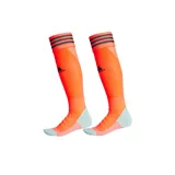 Medias de fútbol Adidas color naranja con tres rayas negras horizontales en la parte superior y logo de la marca en el frente.