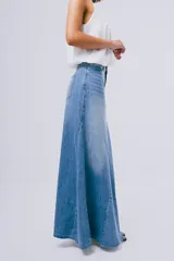 Pollera larga de denim azul con diseño en paneles y corte evasé, con terminación deshilachada en el ruedo.
