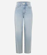 Pantalón baggy de jean en color azul claro, con cintura mediana, corte amplio y recto. Cuenta con bolsillos funcionales, trabillas para cinturón y cierre frontal con botón y cremallera.