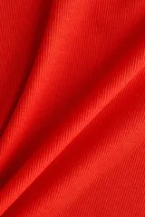 Remera roja de manga corta, confeccionada en tejido acanalado con cuello redondo.