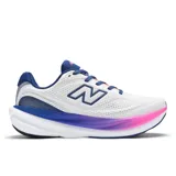 Championes de running New Balance modelo 1080v15, con capellada de malla transpirable en color blanco. Presenta una mediasuela con tecnología de amortiguación degradada en tonos azul y fucsia, y detalles en azul marino en el logo lateral, cordones y talón.