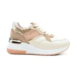Championes urbanos Korium Kallie, con plataforma, color blanco con detalles en dorado, rosa y beige.