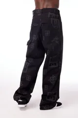 Pantalón negro de gabardina de algodón con estampado de logos. Tiene tiro medio, bolsillos delanteros y traseros.