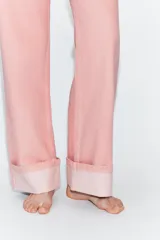 Jeans de tiro bajo con corte holgado, cinco bolsillos y bajo con vuelta. Cierre frontal con cremallera y botón metálico.