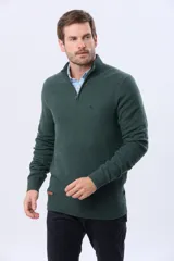 Buzo de punto texturado color azul marino, con cuello alto y cierre frontal parcial. Presenta puños y ruedo acanalados, con un pequeño logo bordado en el pecho.