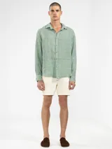 Short de hombre confeccionado en lino premium, con cintura elástica y cordón de ajuste. Presenta un diseño de corte relajado con bolsillos laterales y traseros.