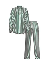 Pijama largo de satén con diseño de rayas verticales en tonos verde, rosa y blanco, de corte oversize. Incluye camisa de manga larga con botones y bolsillo en el pecho, y pantalón con cintura elástica y cordón ajustable.