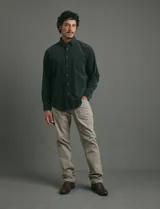 Pantalón de algodón sarga con elastano, diseño de cinco bolsillos con cierre de botón metálico y bolsillos traseros de parche.