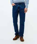 Pantalón de jean slim color azul, con lavado medio y acabado uniforme. Cuenta con cintura con presillas, cierre frontal con botón y cremallera, y bolsillos funcionales en la parte delantera y trasera.