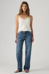 Jeans tiro bajo de corte recto, color azul con lavado medio, estilo clásico de cinco bolsillos y presillas para cinturón.