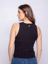 Top de tejido de punto sin mangas, color verde menta, con cuello a la base y textura acanalada.