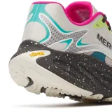 Zapatillas de running todoterreno Merrell Promorph, color blanco con detalles en gris, fucsia, turquesa y verde lima. Cuenta con suela Vibram y mediasuela amortiguada con efecto salpicado.