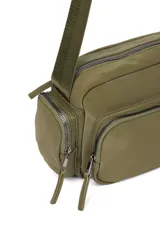 Bandolera negra con correa ajustable, bolsillo en la parte delantera y a los costados.