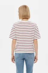 Remera cropped de poliéster, de corte holgado, con cuello a la base y diseño a rayas horizontales borravino y blanco.
