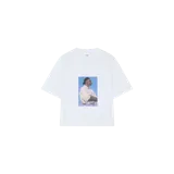 Remera blanca oversize Eme Studios de manga corta, con estampa fotográfica en el centro del pecho.