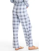 Conjunto de pijama de dos piezas con estampado animal print. La parte superior es una camisa de manga larga con cuello solapa, escote en V, cierre frontal con botones y bolsillo aplicado. El pantalón cuenta con cintura elástica y lazo de ajuste.