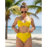Bikini de dos piezas color amarillo, compuesto por un corpiño tipo triángulo con aros y una bombacha de tiro medio estilo culotte.