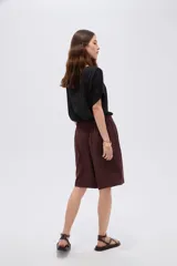 Short ancho de poliéster color negro, de tiro alto y diseño sastrero con pinzas en el frente.