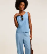 Pantalón de corte recto y tiro medio con cintura elástica, confeccionado en denim ligero color celeste de la marca Marfinno.