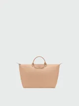 Bolso de viaje grande Longchamp modelo Le Pliage, color negro, confeccionado en nylon con detalles de cuero en las asas y solapa frontal con cierre de botón a presión.