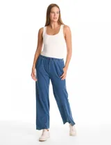 Pantalón tipo jogger de denim azul con corte de pierna ancha y recta. Cuenta con pretina elastizada con cordón de ajuste, bolsillos laterales insertados y acabado suave.