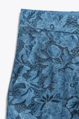 Pantalón cropped de encaje azul con tiro alto, bolsillos delanteros, pernera recta y corta, forro interior corto y cierre frontal con cremallera, botón interior y gancho.