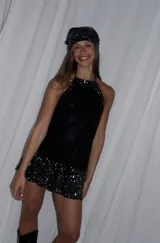 Vestido bordó con escote halter, cuello alto y volado en el ruedo.