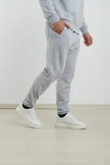 Pantalón jogging de corte deportivo con cintura elástica y cordón ajustable. Presenta puños elastizados en el ruedo y bolsillos laterales.