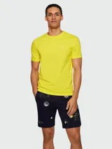 Remera de algodón de corte regular fit, color amarillo vibrante, con cuello redondo y un pequeño logo bordado en el pecho.