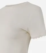 Blusa de morley color marfil con calce ajustado, cuello redondo, mangas cortas y detalle de puntilla en los puños.