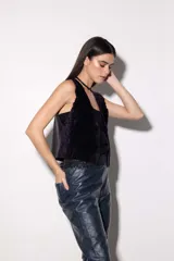 Chaleco corto con corderito en la parte delantera y cuero vacuno en la parte trasera. Ideal para combinar con camisas o poleras.