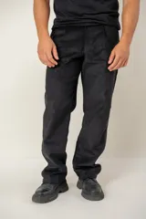 Pantalón de corte ancho confeccionado en tejido de pana, con bolsillos traseros y etiqueta de marca en cuero sintético.