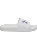 Sandalias tipo ojota Under Armour, color blanco con logo iridiscente en la banda superior. Presentan una correa sintética moldeada con forro de espuma y plantilla anatómica de PU.