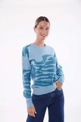 Sweater color crudo con estampado abstracto en color marrón.