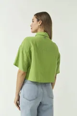 Camisa corta de lino y algodón color verde manzana, con botones.