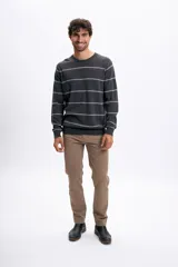 Pantalon de gabardina color tostado, de corte recto y diseño clásico de cinco bolsillos con cierre de botón y cremallera.