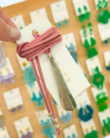 Gargantilla tipo choker con cordón de gamuza rosa y dije colgante geométrico color plateado.