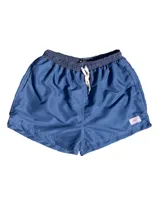 Short de baño azul de microfibra lisa, con cintura elastizada y cordón ajustable. Tiene dos bolsillos laterales y uno trasero.