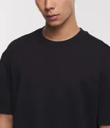 Remera de corte relaxed, confeccionada en algodón de tejido grueso con cuello redondo y mangas cortas.