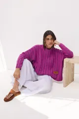 Sandalias de cuero color beige con apliques metálicos redondos.