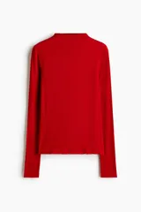 Top de punto color rojo con cuello alto y mangas largas. Presenta un diseño liso con terminaciones de borde sobrehilado en los puños y en el ruedo.