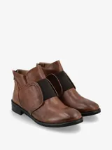 Botín de cuero negro con cierre lateral, elástico en los laterales y taco bajo.