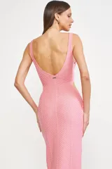 Vestido largo rosado de tejido de punto con diseño de espiga, escote en V, breteles finos y aberturas laterales en la cintura.