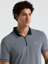 Polo de hombre con estampado jacquard en tonos azul y blanco, cuello clásico con cierre de cremallera corto y ribete a contraste en cuello y mangas.