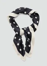 Pañuelo cuadrado de poliéster con diseño de lunares en blanco y negro, y borde liso.