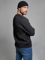 Sweater tejido color beige, de tejido grueso con textura, cuello a la base y manga larga.