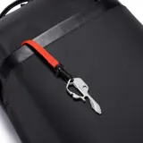 Mochila urbana Baleine modelo Aspen, color negro, con diseño minimalista y compartimento para laptop. Fabricada en poliéster impermeable, cuenta con múltiples bolsillos organizadores, bolsillo trasero oculto de seguridad y correa para sujetar a valijas.