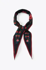 Bandana negra con estampado floral de rosas rojas y pequeñas flores azules, con bordes en color bordó.